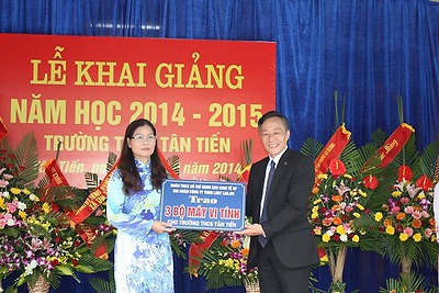 Đoàn TN Khu Kinh tế: Chi đoàn Công ty TNHH Lihit Lab. Việt Nam trao quà cho học sinh trường THCS Tân Tiến, huyện An Dương
